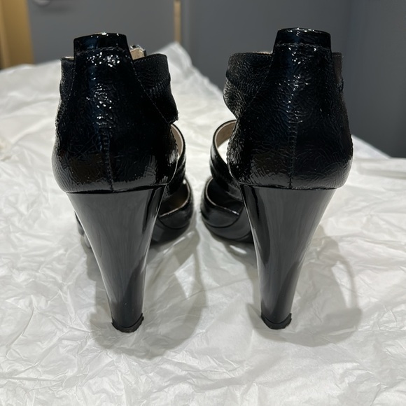 Michael Kors Berkley T Strap Sandals in Size 6 - Picture 2 of 7